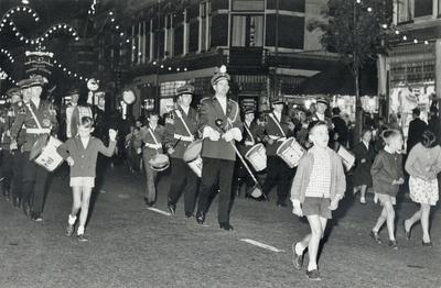 603764 Afbeelding van het G.E.V.U-harmonieorkest Electra, vermoedelijk tijdens de Winkelweek Lombok in de Kanaalstraat ...